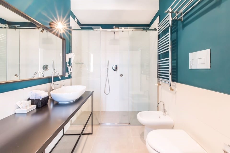 Deluxe Suite | Bathroom | Shower, free toiletries, hair dryer, bidet