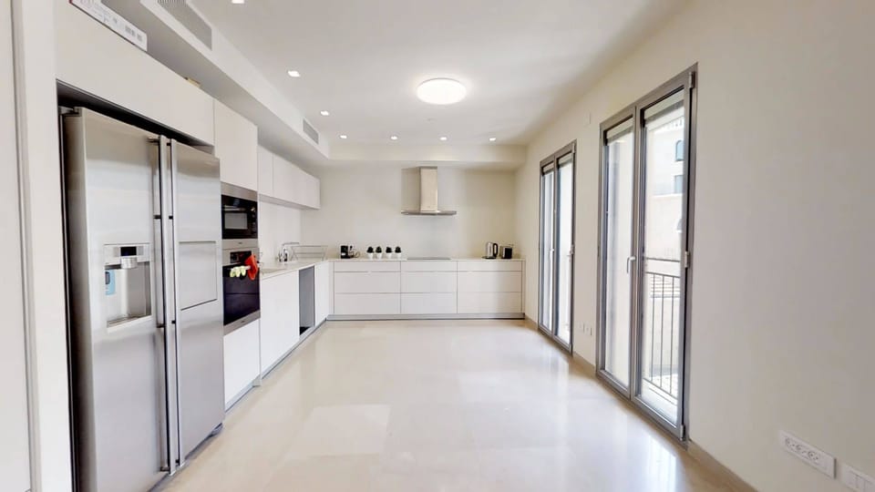 Superior Apartment, 3 Bedrooms, Accessible, Mountain View | Private kitchen | Full-size fridge, microwave, oven, stovetop