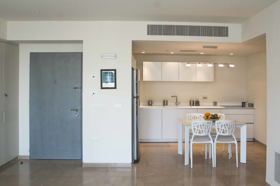 Full-size fridge, microwave, oven, stovetop