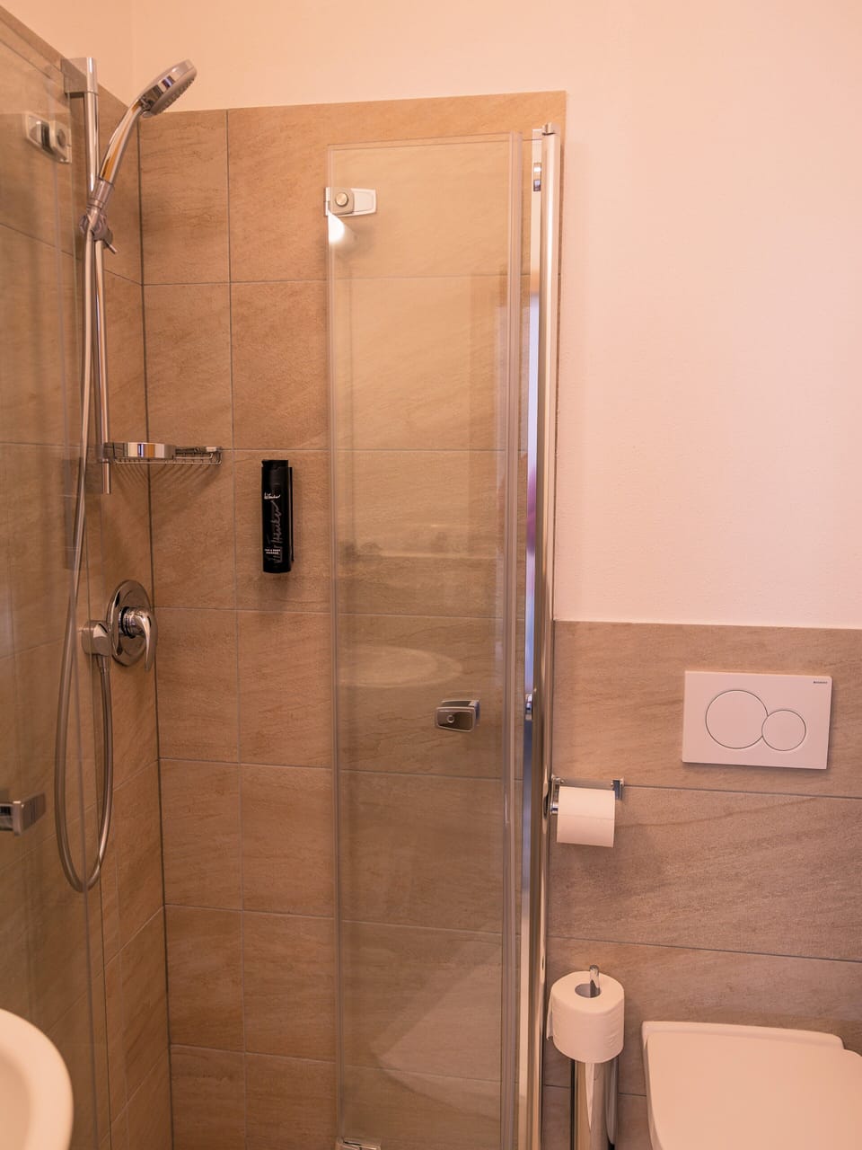 Single Room | Bathroom | Free toiletries, hair dryer, bathrobes, towels