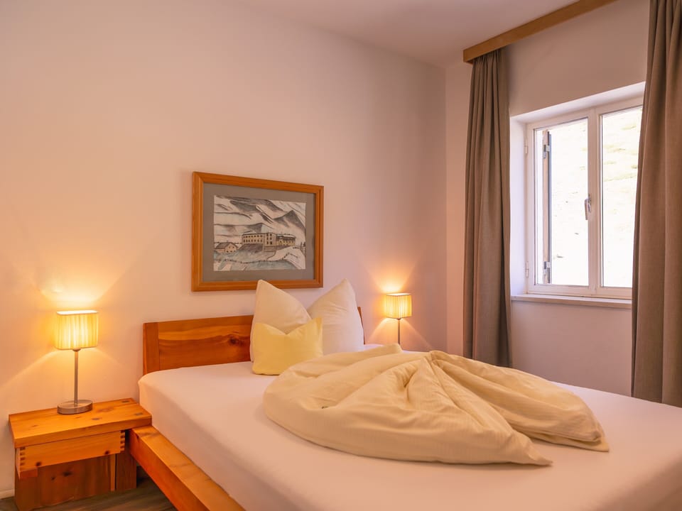 Single Room | In-room safe, desk, blackout drapes, bed sheets