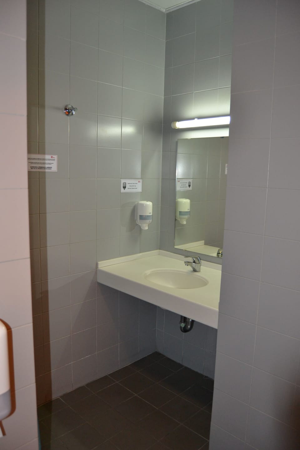 Bathroom sink