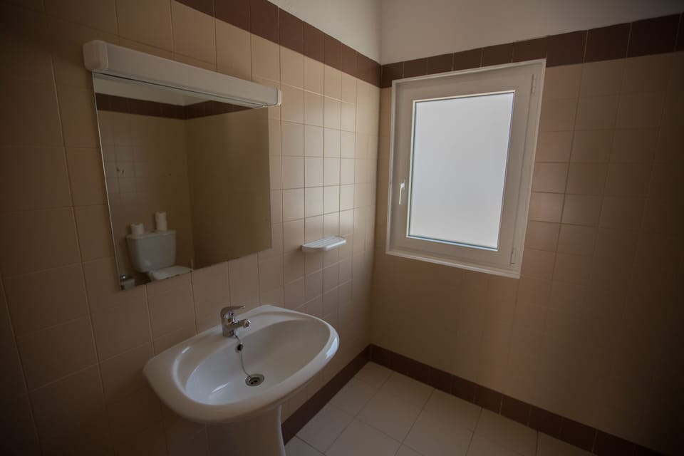 Basic Twin Room, 2 Twin Beds, Private Bathroom | Bathroom | Shower, towels