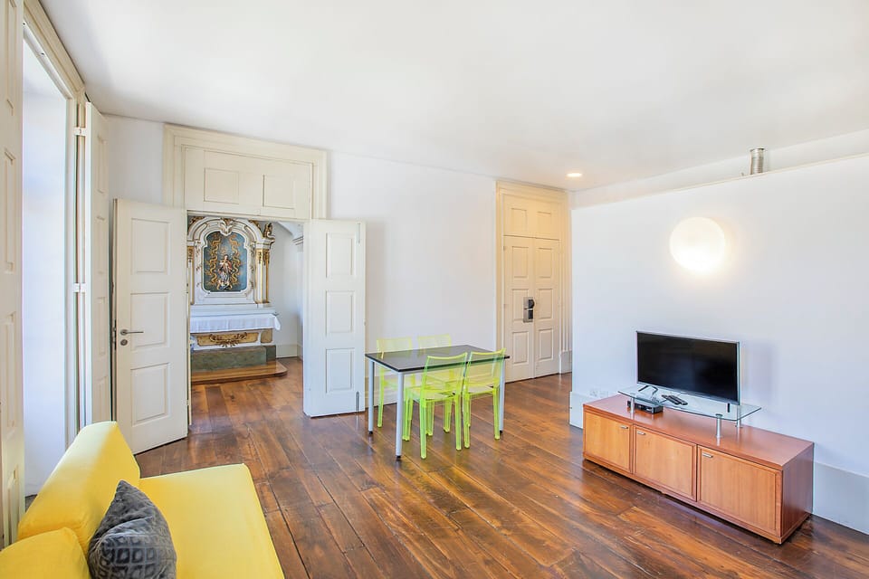 Apartment, 1 Bedroom | Living area | Books