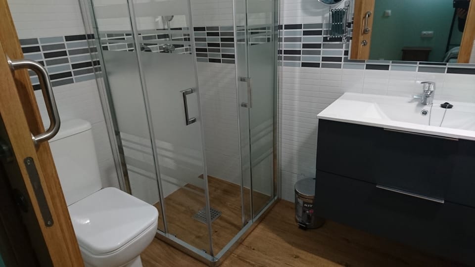 Shower, free toiletries, towels