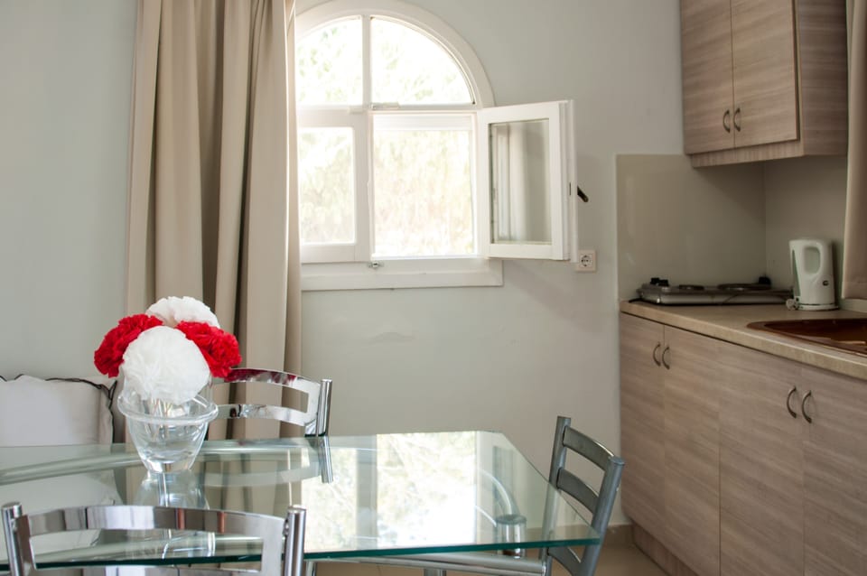 Family Room | Private kitchenette | Fridge, coffee/tea maker