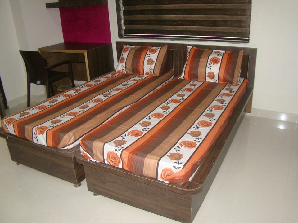 Deluxe Double Room, 1 Double Bed, Non Smoking | 1 bedroom, premium bedding, rollaway beds (surcharge), WiFi (free)