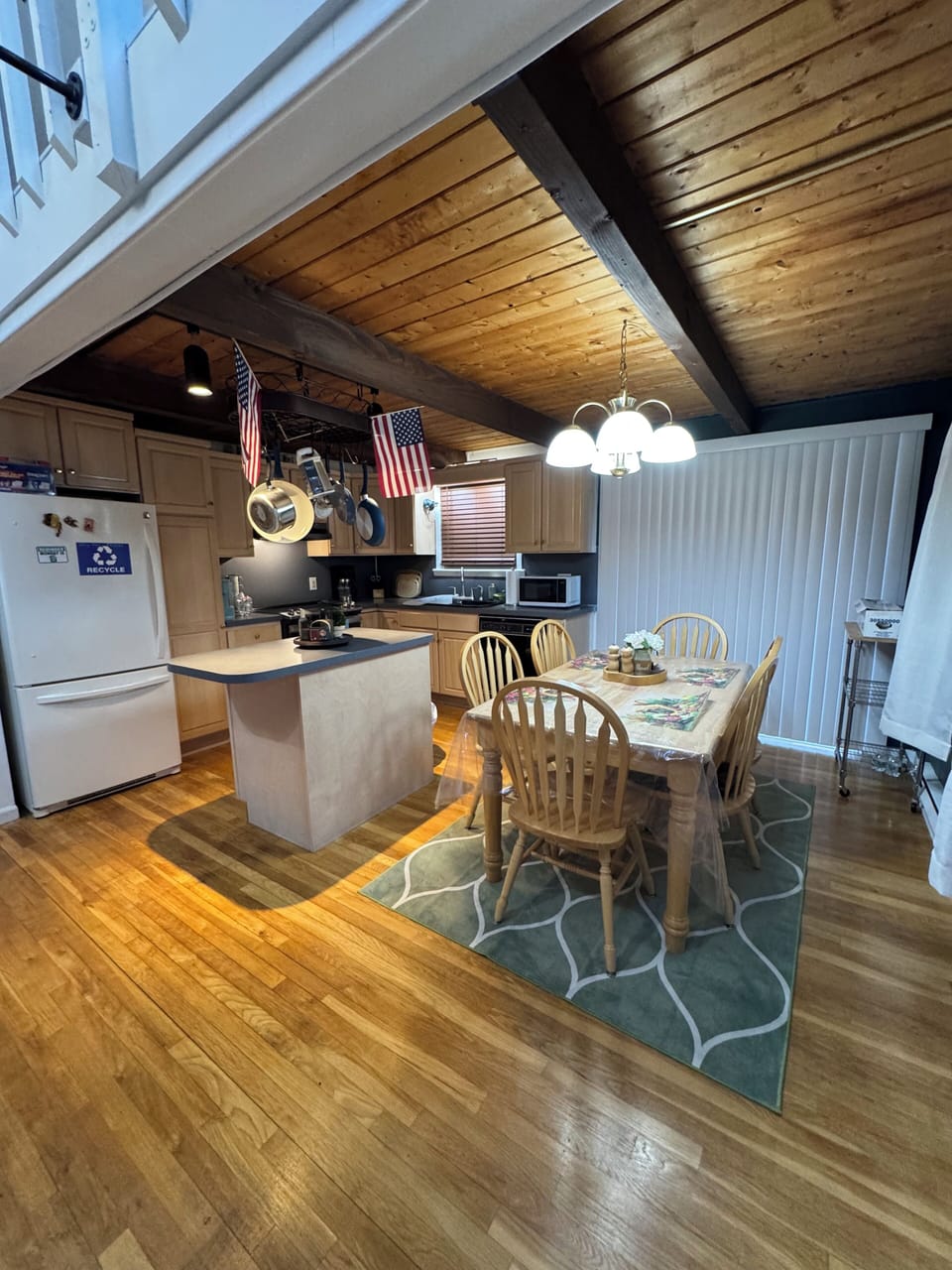 Full-size fridge, microwave, oven, dishwasher