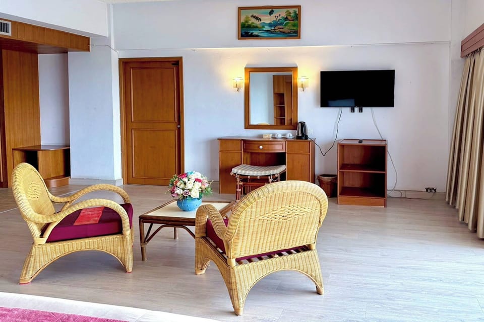 Junior Suite | Desk, iron/ironing board, free WiFi, bed sheets