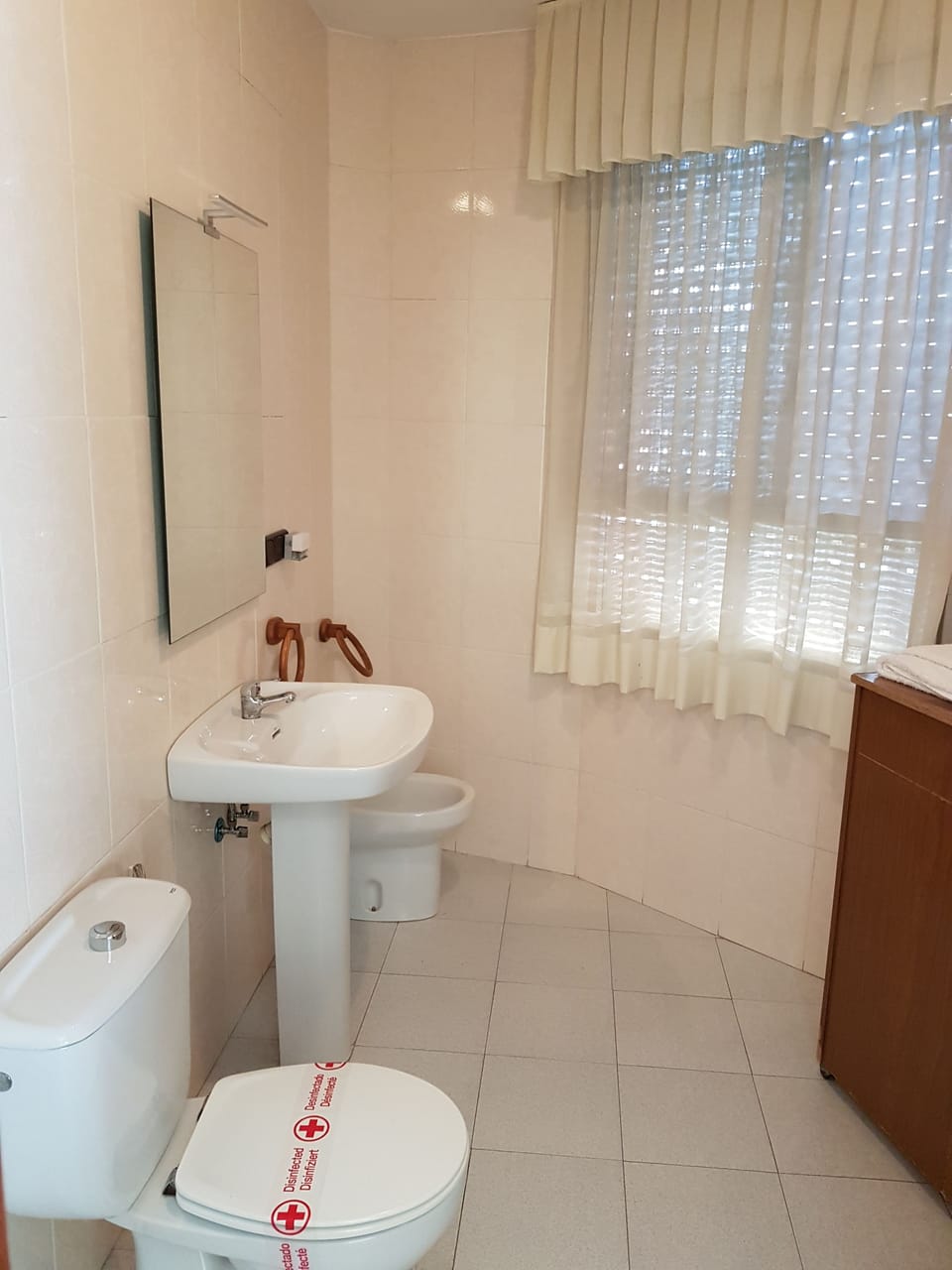 Shower, free toiletries