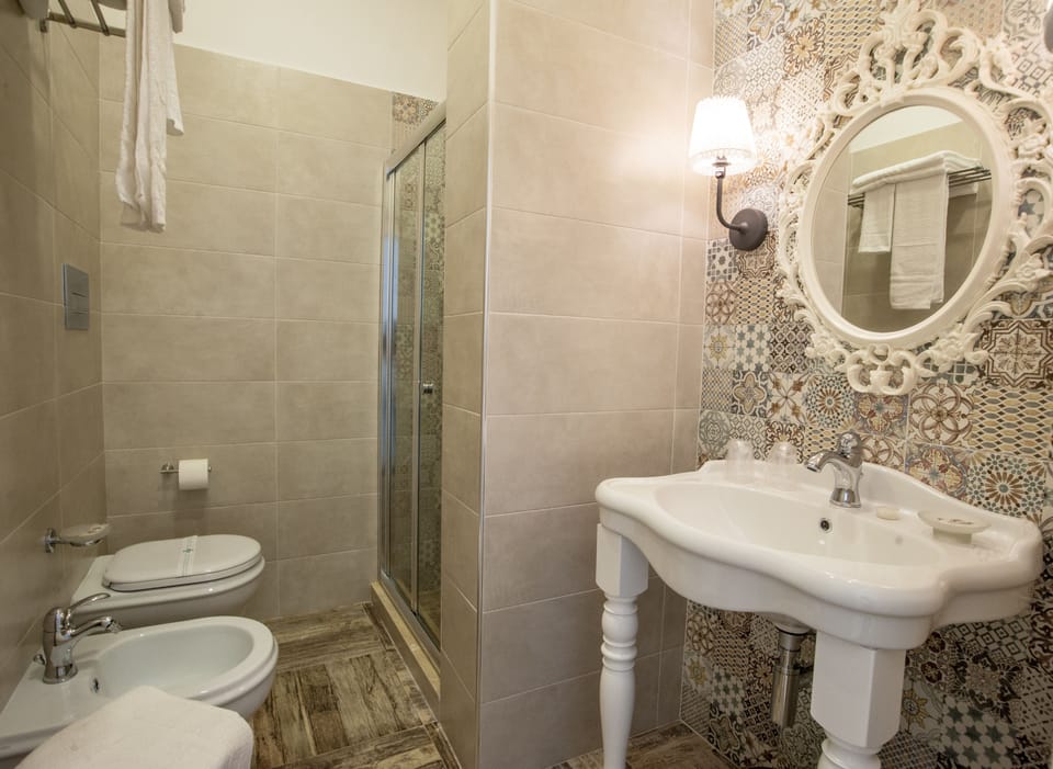 Shower, free toiletries, hair dryer, bidet