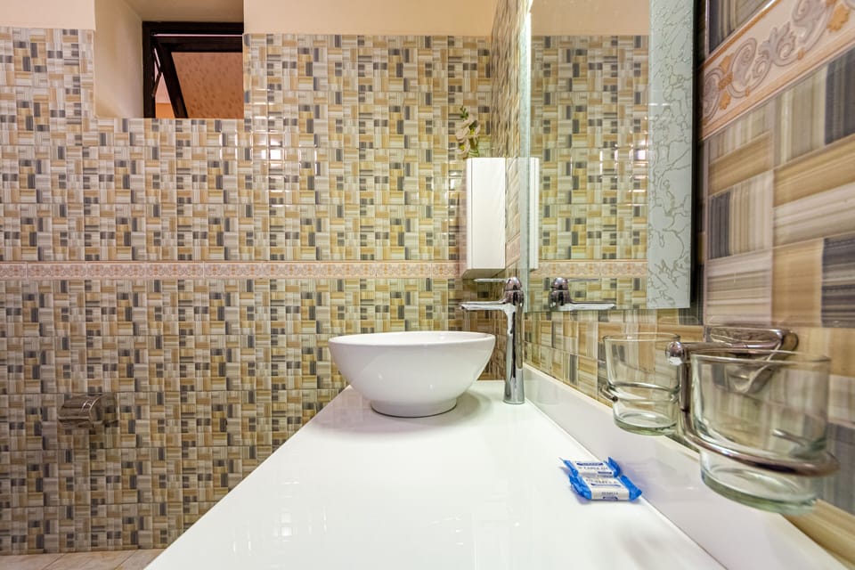 Shower, free toiletries, towels