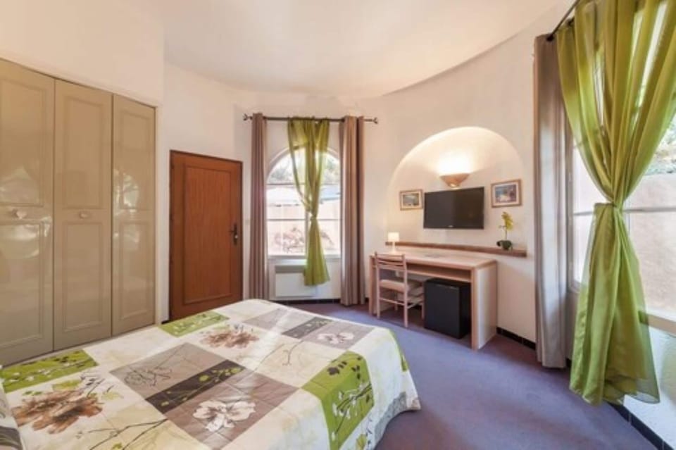 Minibar, in-room safe, individually decorated, individually furnished