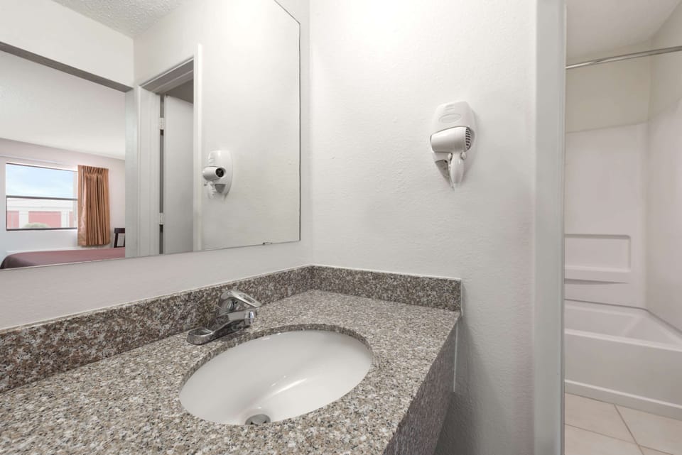 Combined shower/tub, free toiletries, hair dryer, towels