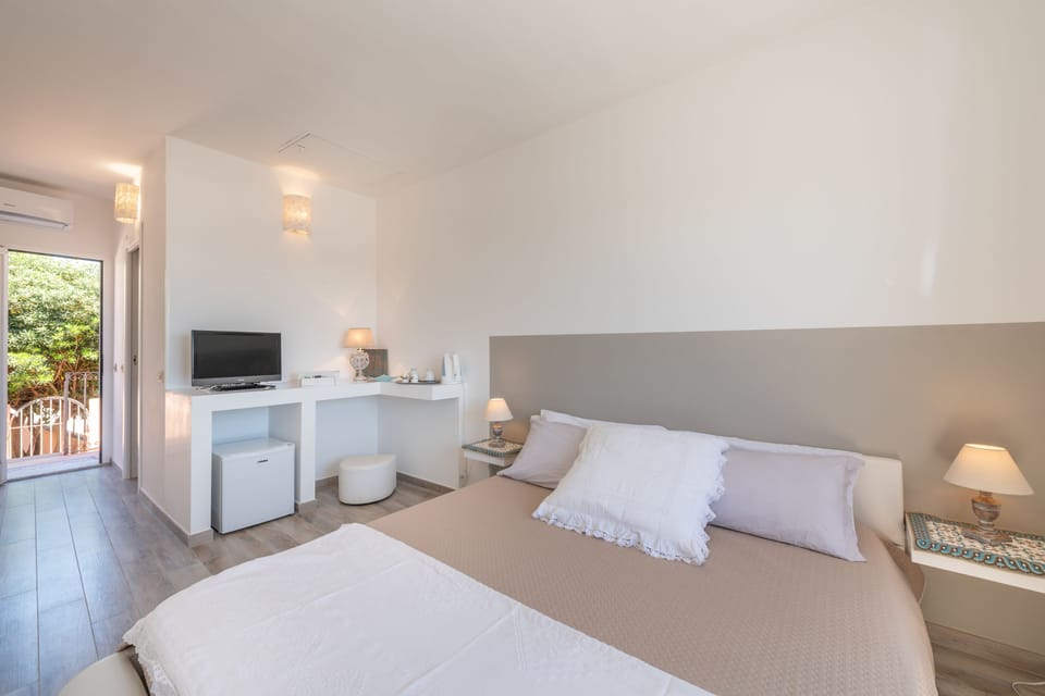 Panoramic Studio, Canal View | Desk, bed sheets