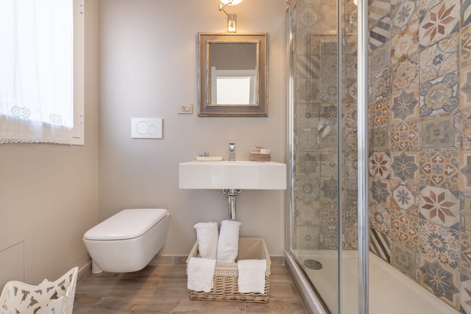 Panoramic Studio, Canal View | Bathroom | Shower, free toiletries, hair dryer, bidet