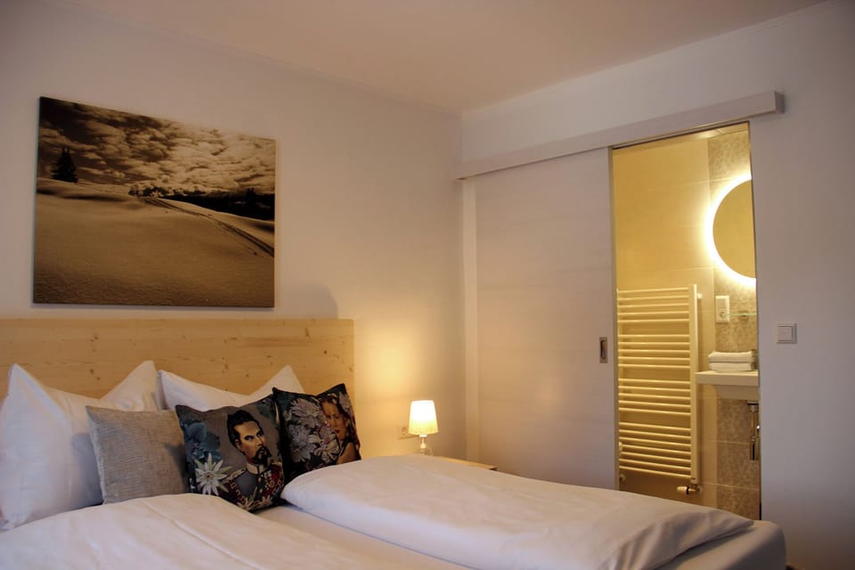 Premium Double Room | Living area | Flat-screen TV, books