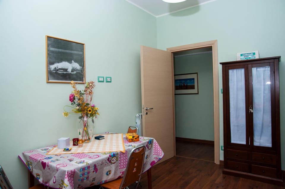 Full-size fridge, oven, stovetop, electric kettle