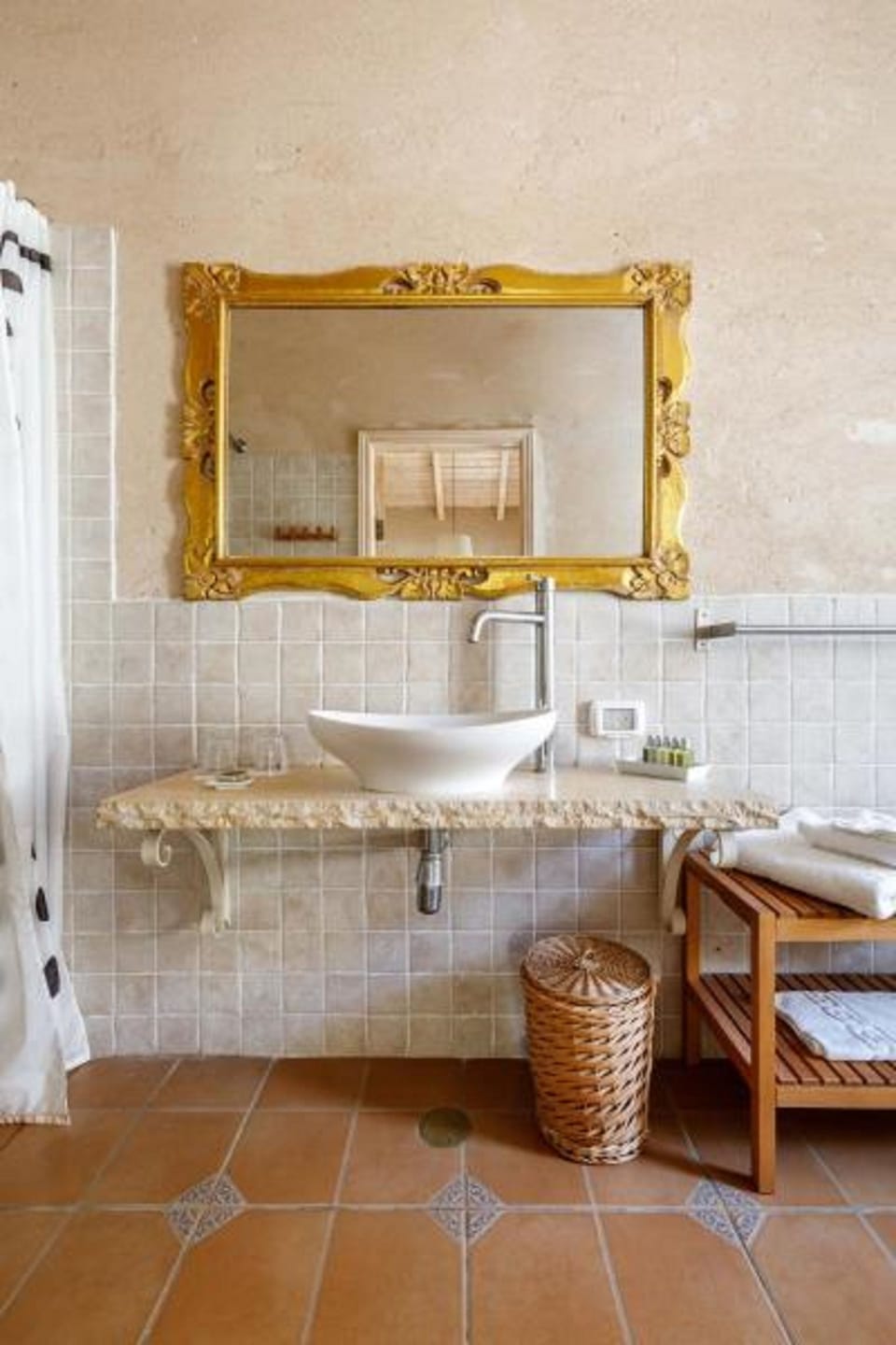 Suite, 1 Queen Bed, Non Smoking | Bathroom | Shower, free toiletries, bathrobes, towels