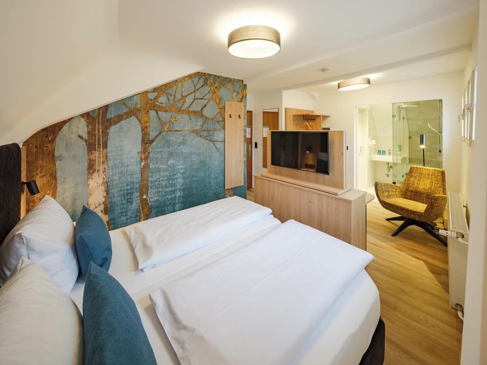 Cosy Double | In-room safe, desk, laptop workspace, WiFi (free)