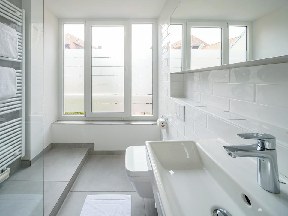 Cosy Double | Bathroom | Shower, hair dryer, towels