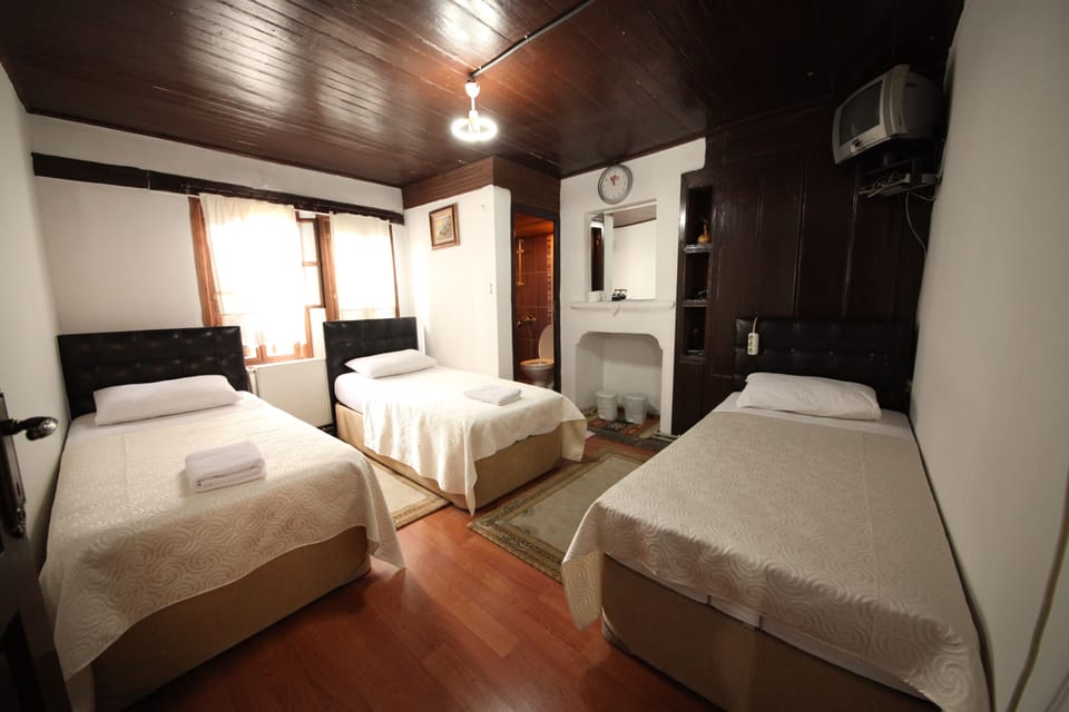 Triple Room | Desk, free WiFi, bed sheets