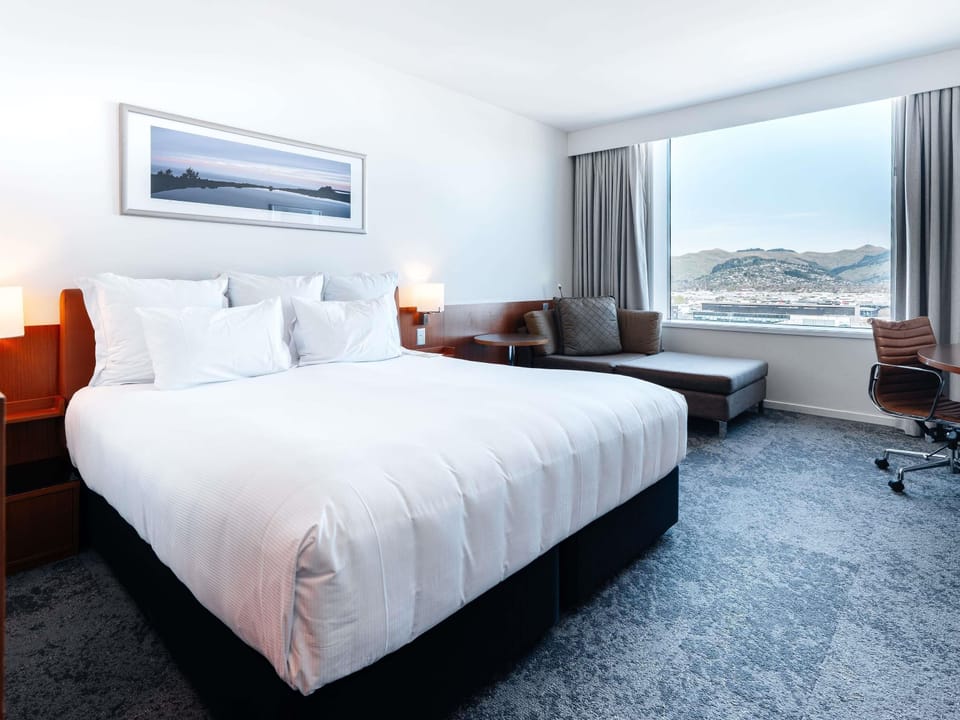 Executive Room, 1 King Bed | In-room safe, desk, laptop workspace, blackout drapes