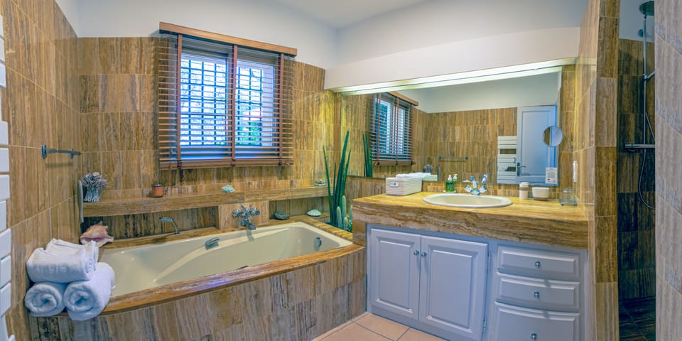 Suite, 2 Bedrooms (One or two bedrooms) | Bathroom | Free toiletries, hair dryer, bathrobes, slippers