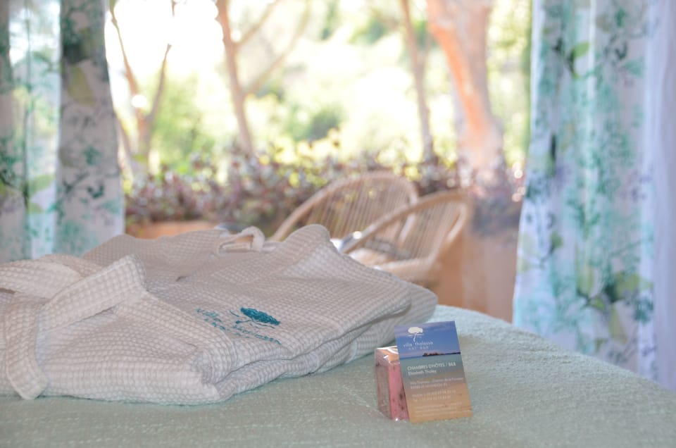 Suite, Balcony (Saint Clair) | Bathroom amenities | Free toiletries, hair dryer, bathrobes, slippers