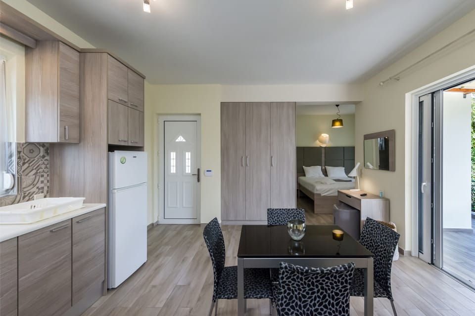 Estia Coastal Dream - Lush & Enchanting Garden Gem Apartment in Messenia