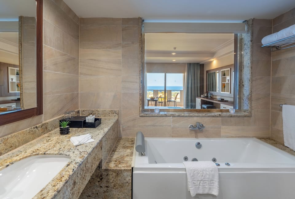 Executive room Sea View | Bathroom | Shower, free toiletries, hair dryer, towels