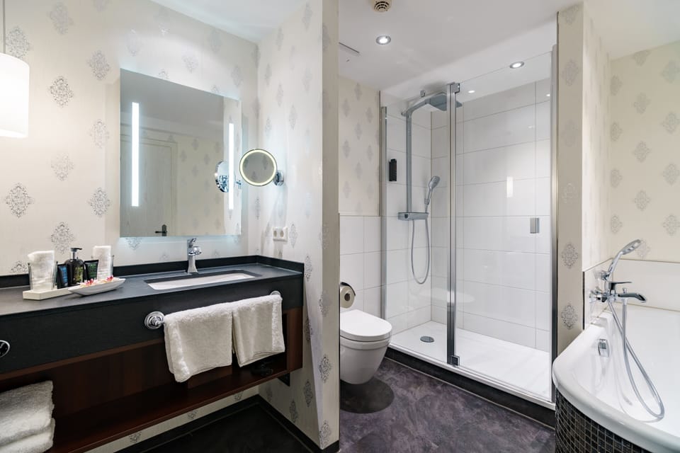 Schloss Suite | Bathroom | Free toiletries, hair dryer, bathrobes, slippers