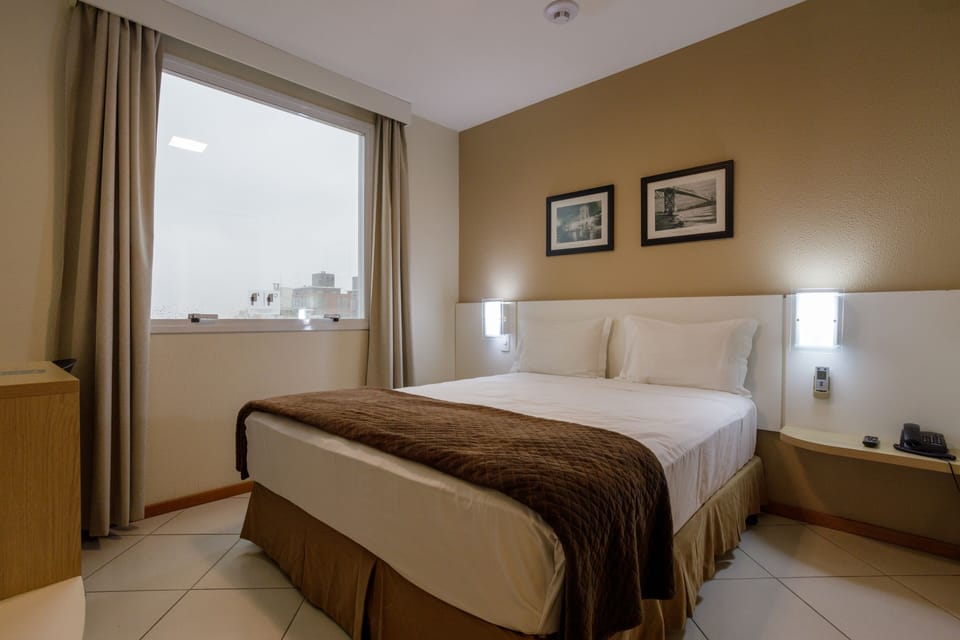 Standard Room (casal) | Minibar, in-room safe, desk, blackout drapes