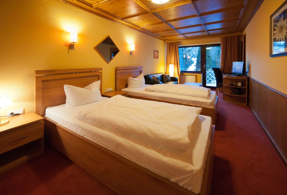 Twin Room | Hypo-allergenic bedding, minibar, in-room safe, desk