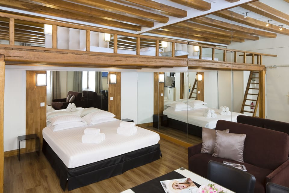 Family Room | In-room safe, individually decorated, individually furnished, desk