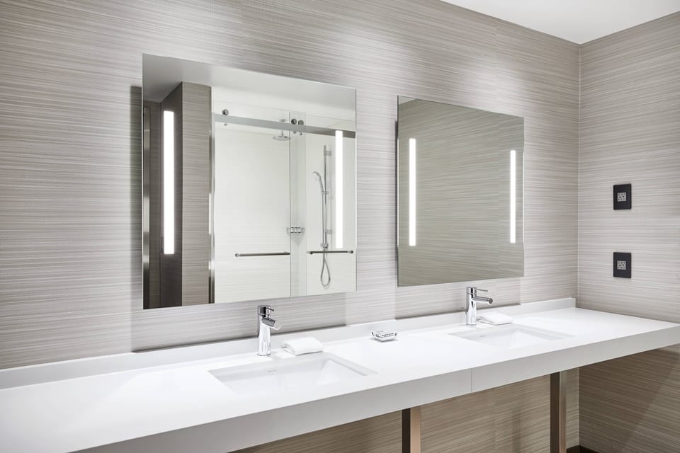 Shower, hydromassage showerhead, free toiletries, hair dryer
