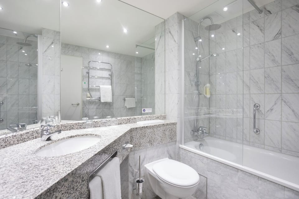 Double Room Comfort Plus | Bathroom | Combined shower/tub, rainfall showerhead, hair dryer, towels