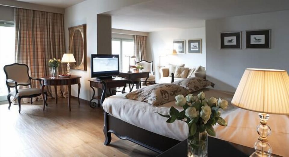 Executive Suite, Fireplace | Premium bedding, in-room safe, desk, blackout drapes