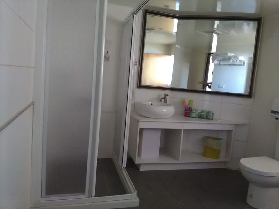 Deluxe Quadruple Room, Multiple Beds, Non Smoking | Bathroom | Shower, deep soaking tub, rainfall showerhead, free toiletries