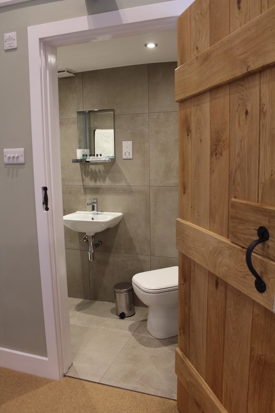 Signature Room, 1 King Bed, Ensuite, Garden View | Bathroom | Free toiletries, hair dryer, towels