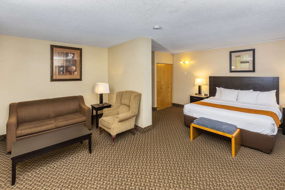Suite, 1 Bedroom, Non Smoking, Hot Tub | Desk, blackout drapes, iron/ironing board, free cribs/infant beds