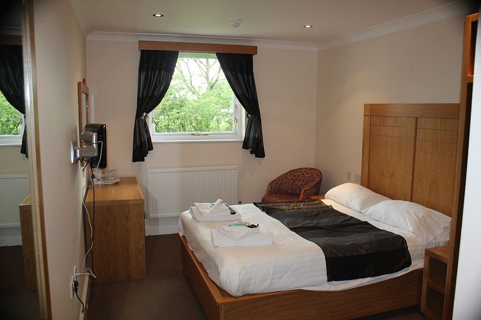 Double Room, Ensuite | Desk, iron/ironing board (on request), WiFi (free), bed sheets