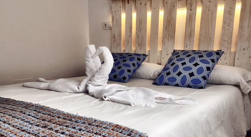 Double Room | Soundproofing, iron/ironing board, free WiFi, bed sheets