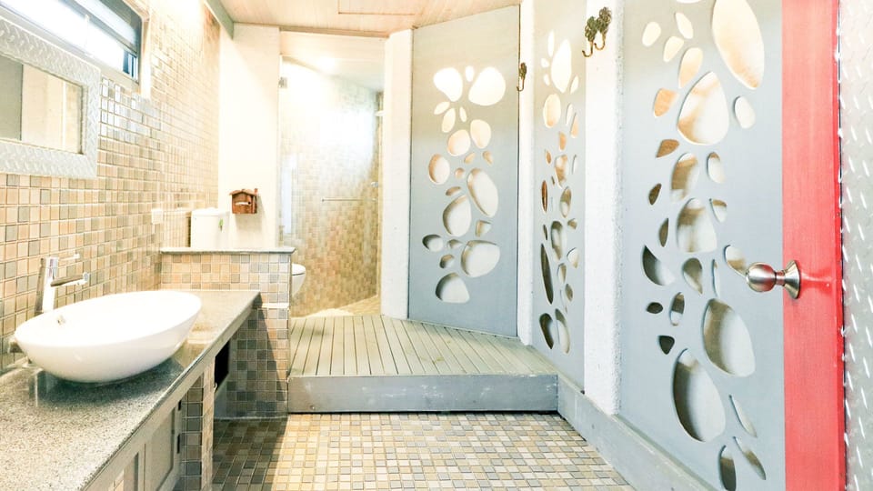 Lakeside Grey 2-4 Guests Room | Bathroom shower