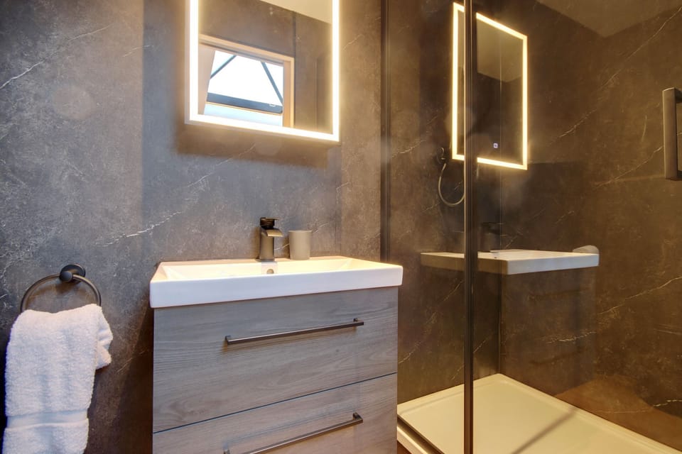 Superior Room, 1 King Bed, Non Smoking, Private Bathroom | Bathroom | Shower, free toiletries, hair dryer, soap