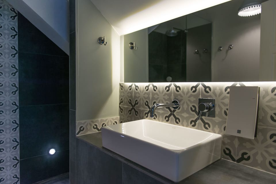 Double Room, 1 Queen Bed | Bathroom sink