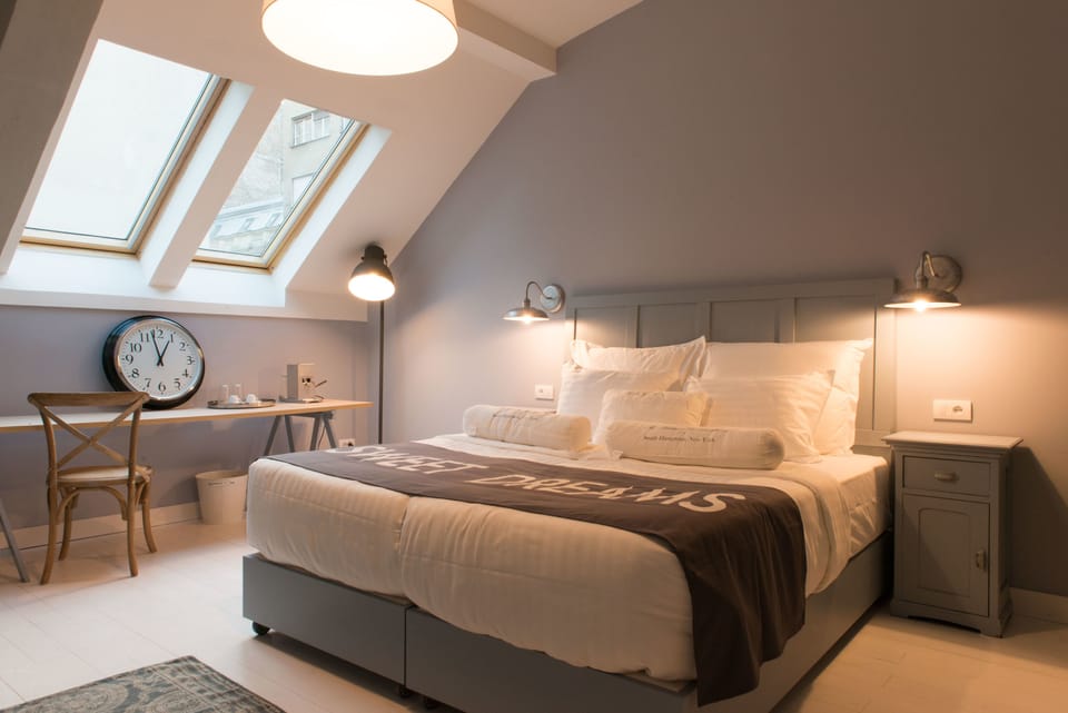 Double Room, 1 Queen Bed | In-room safe, desk, blackout drapes, iron/ironing board