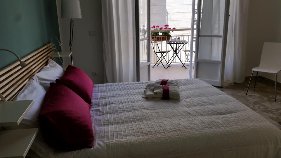 Minibar, desk, free WiFi, bed sheets