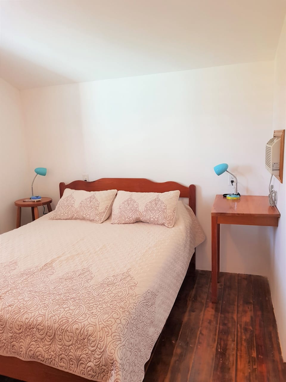 Cottage, 1 Queen Bed, Non Smoking | Free WiFi, bed sheets