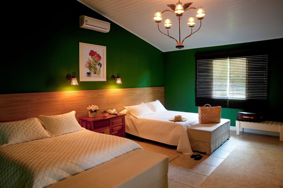 Suite do Campo | Minibar, in-room safe, free WiFi, bed sheets